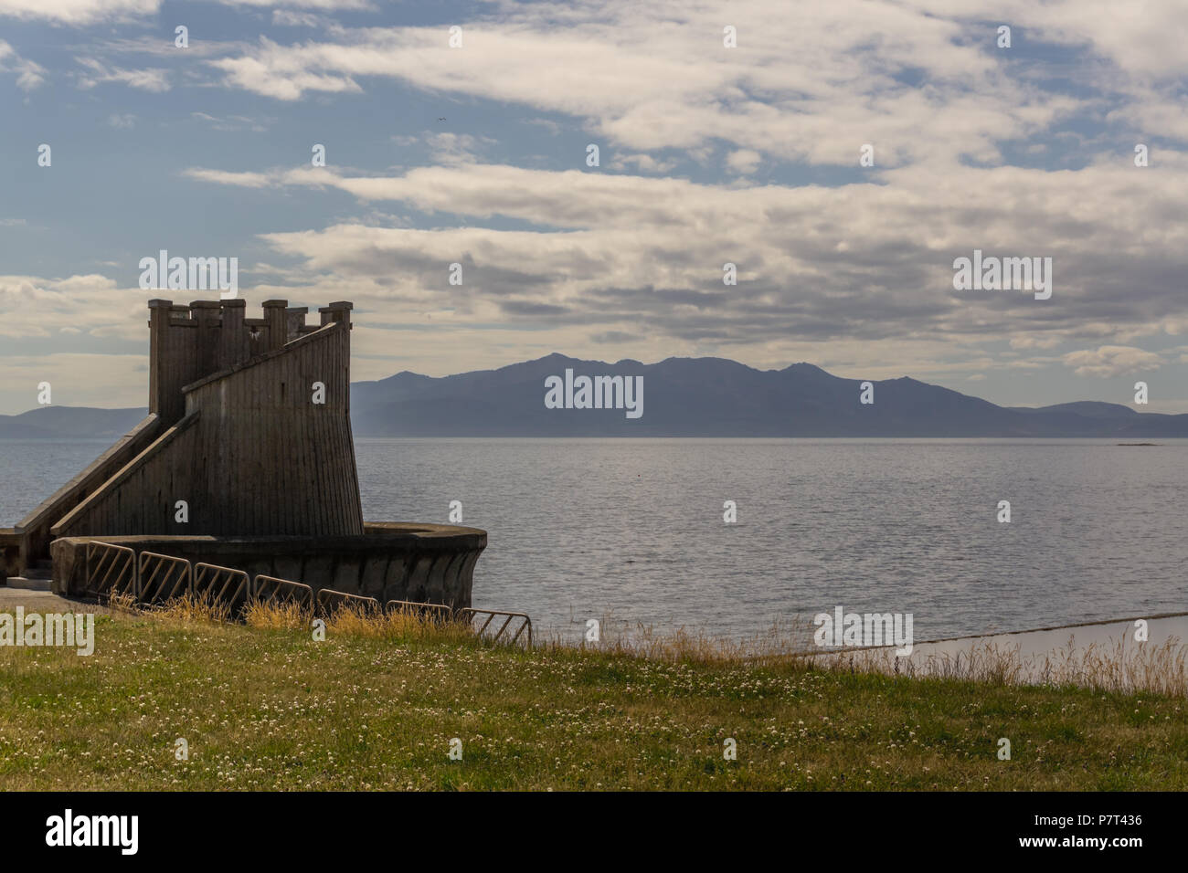 Da un punto di vista a Saltcoats su per le colline di Arran nel caldo hazey distanza, Foto Stock