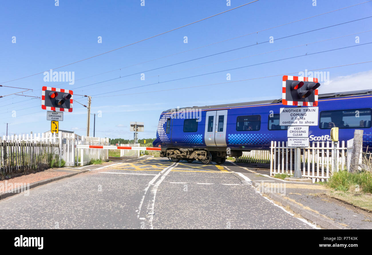 Gailes, Scozia - Luglio 06, 2018: un treno attraversando il vecchio incrocio ferroviario a Gailes nelle acque ad ovest della Scozia. Foto Stock