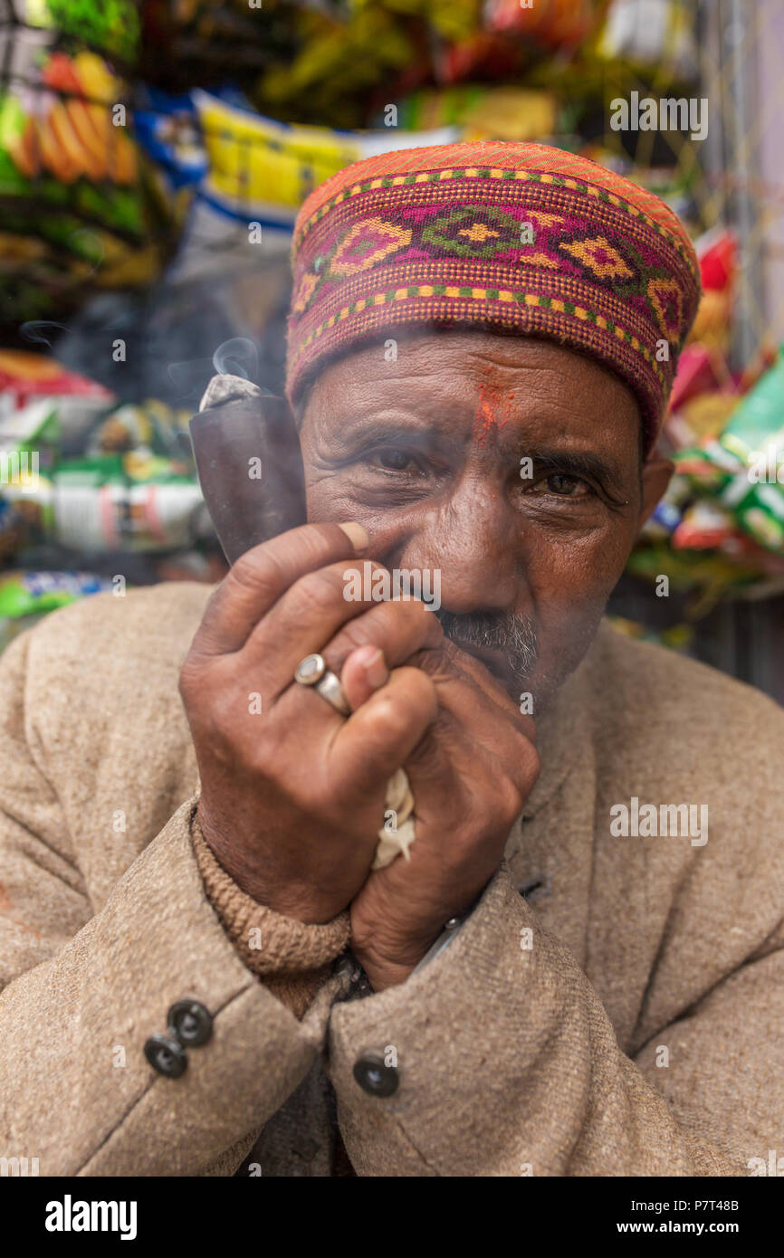 Vashisht, India - 26 Maggio 2017: Ritratto di un uomo non identificato nel tradizionale himachali hat chillum fumare in Vashisht village, Himachal Pradesh, in Foto Stock