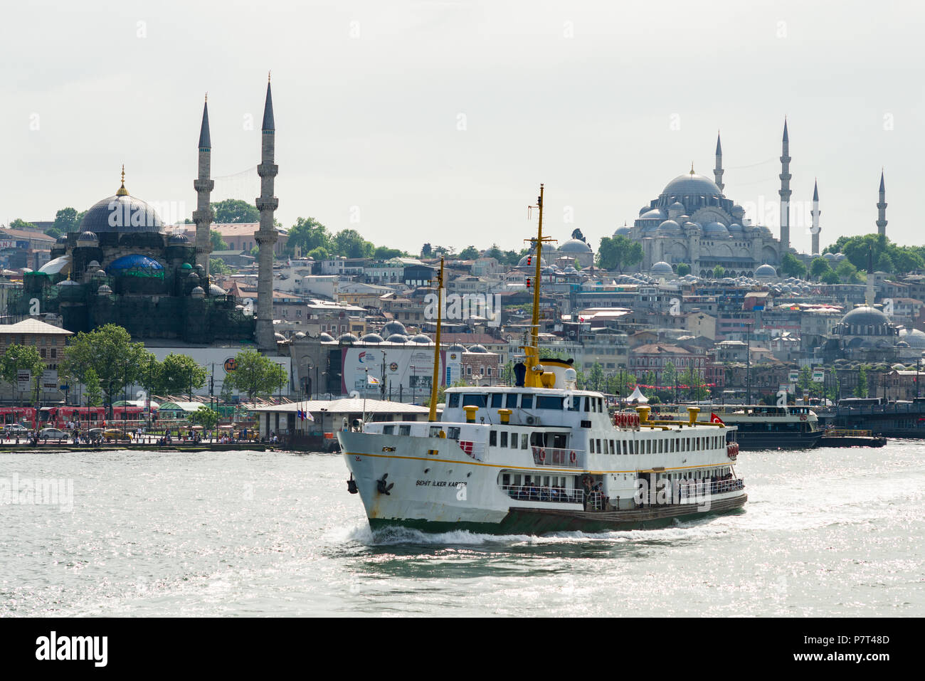 Un grande traghetto vele passato il Golden Horn con moschee e gli edifici in background, Istanbul, Turchia Foto Stock