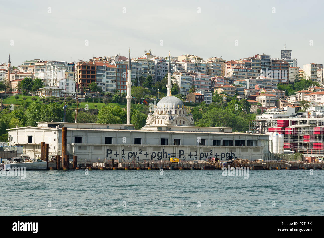 Hydrodynamica applicato artwork da Liam Gillick sul lato dell'Istanbul Modern Building, Turchia Foto Stock