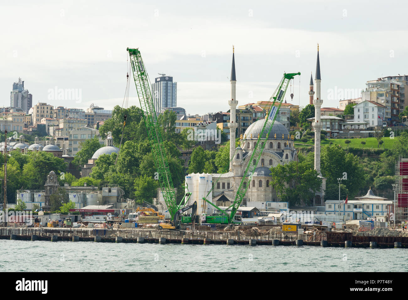 Costruzione e attrezzature per la costruzione in Karakoy sul lo stretto del Bosforo, Istanbul, Turchia Foto Stock