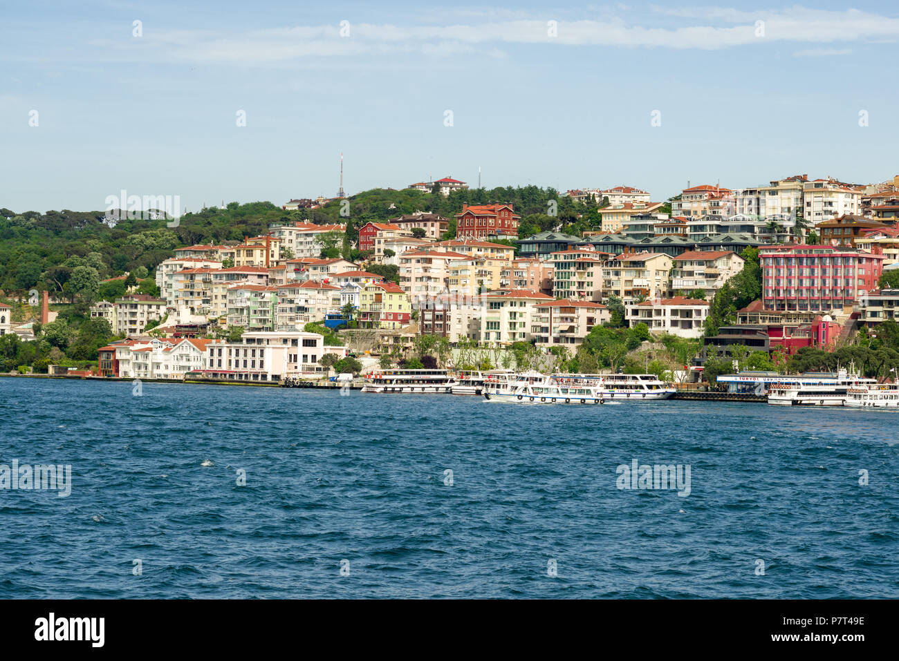 Edifici nella zona di Üsküdar di Istanbul dalle parti dello stretto del Bosforo in una giornata di sole Foto Stock