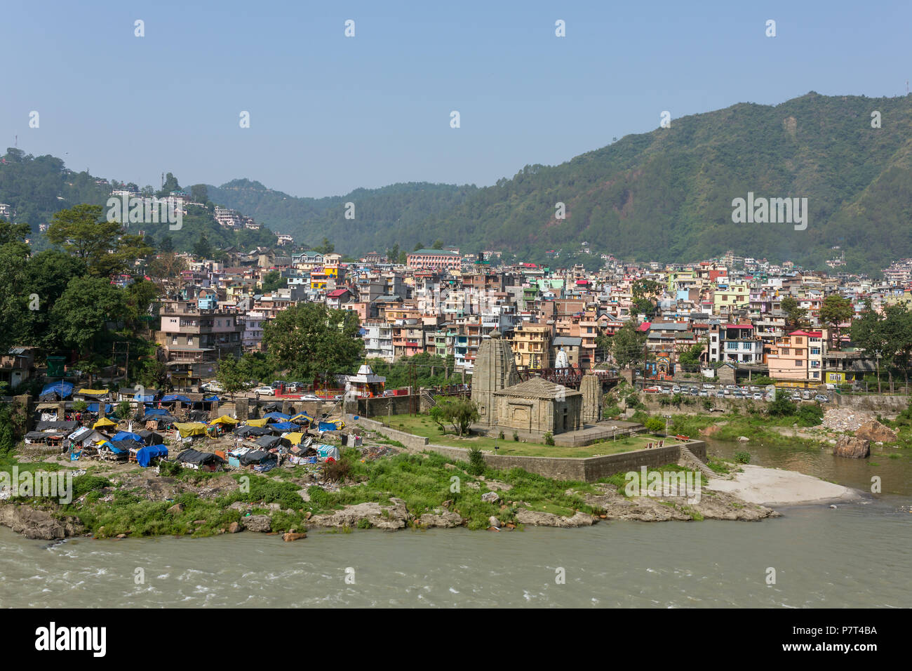 Vista della città mandi in Himachal Pradesh, India. Foto Stock