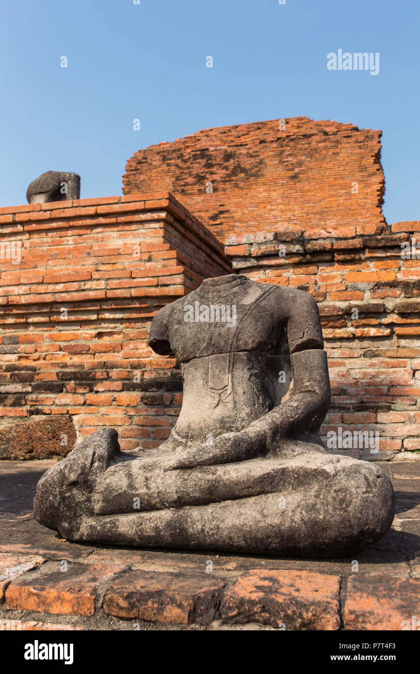 Dettaglio di molti decapitati Buddha lungo una parete del tempio di Wat Mahathat, tempio della grande reliquia, in Ayutthaya, Thailandia Foto Stock