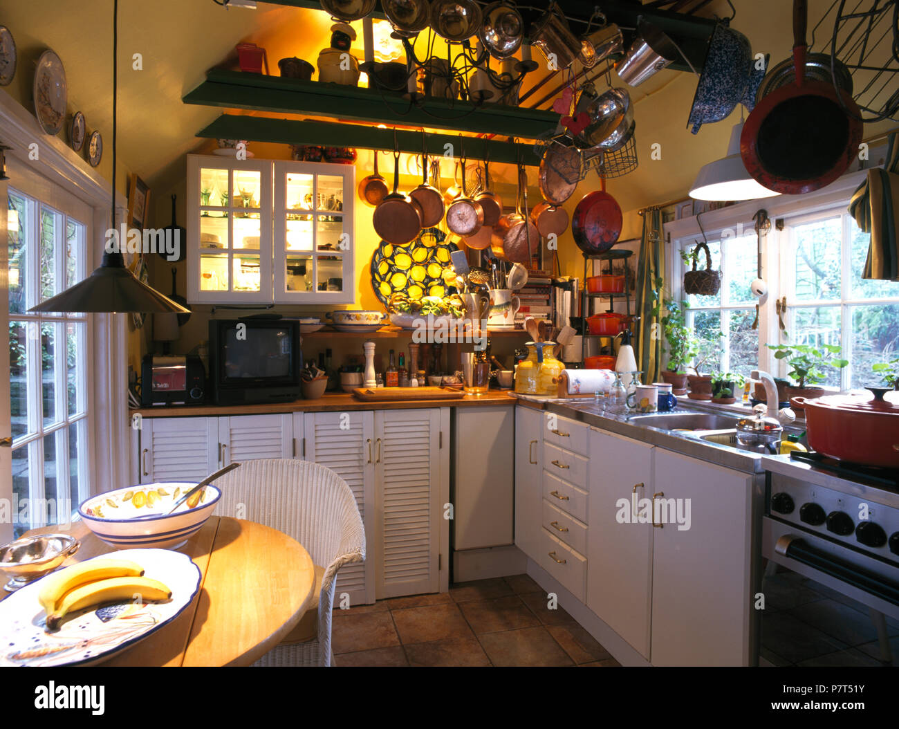 Piccola cucina degli anni novanta Foto Stock