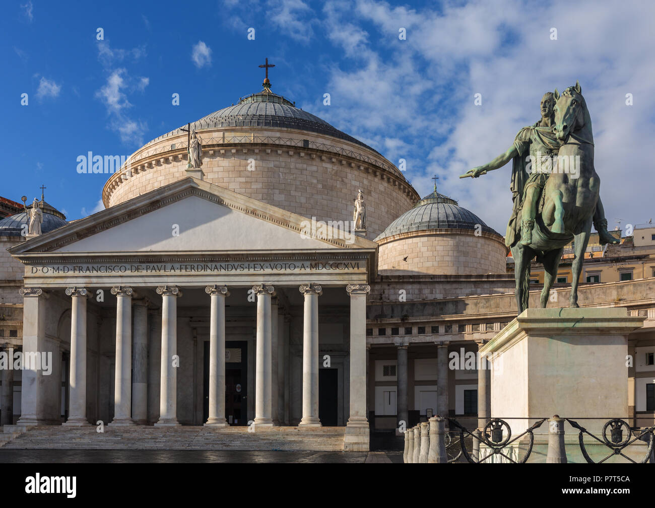 Statua di bronzo di Re Ferdinando I di Borbone e la chiesa di San Francesco di Paola in Piazza del Plebiscito ( Piazza del Plebiscito ) a Napoli, Italia Foto Stock