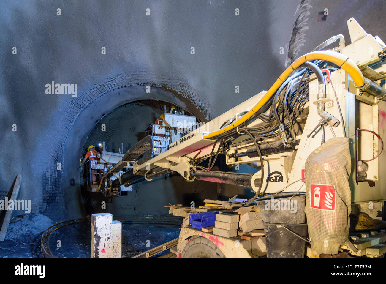 Spital am Semmering: lavoratore di fissaggio in acciaio di rinforzo in mesh Semmering-Basistunnel (Semmering Tunnel di base) del Semmeringbahn (Ferrovia di Semmering) unde Foto Stock