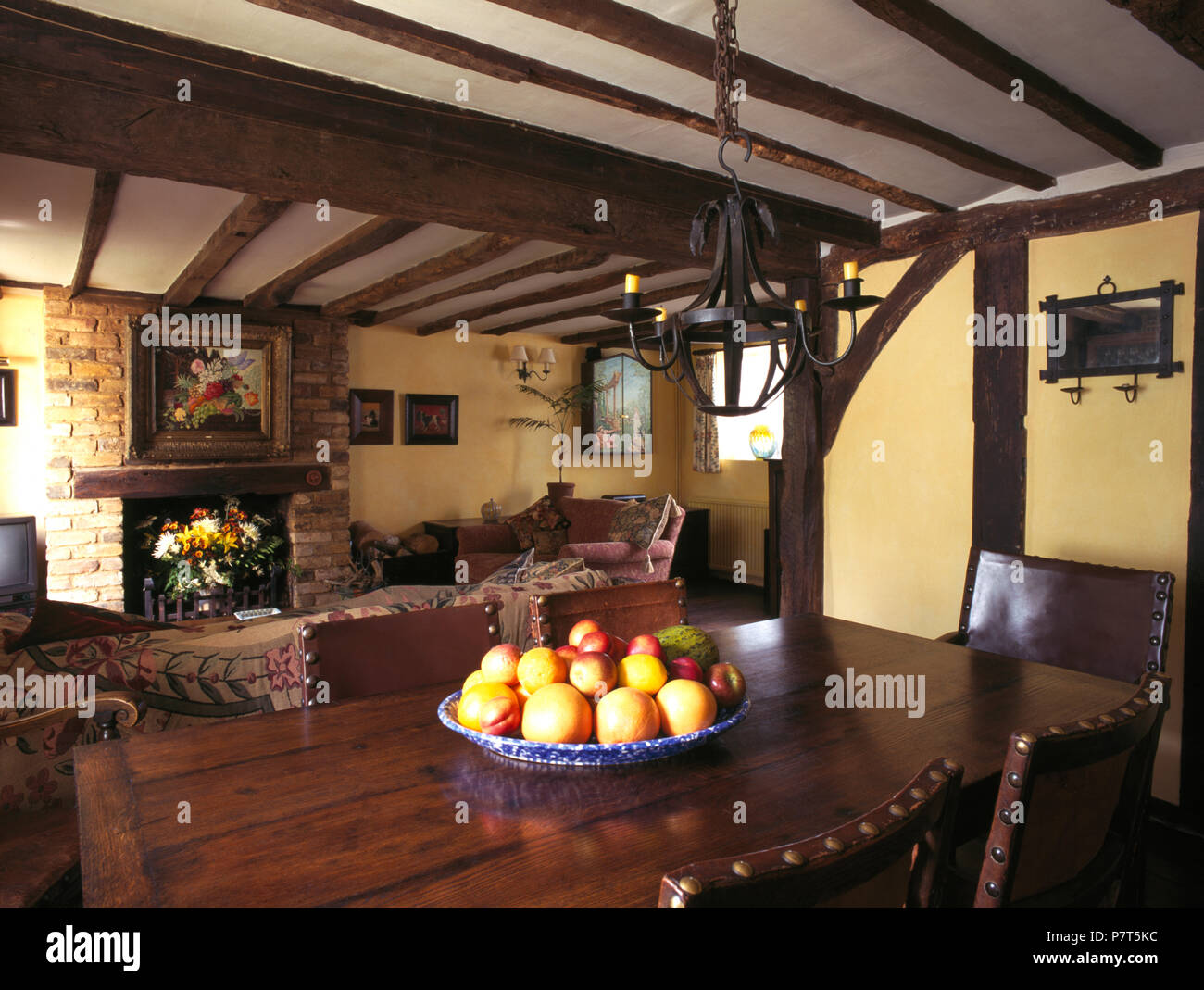 Ciotola di frutta sul tavolo in rovere cottage in sala da pranzo e soggiorno roomn Foto Stock