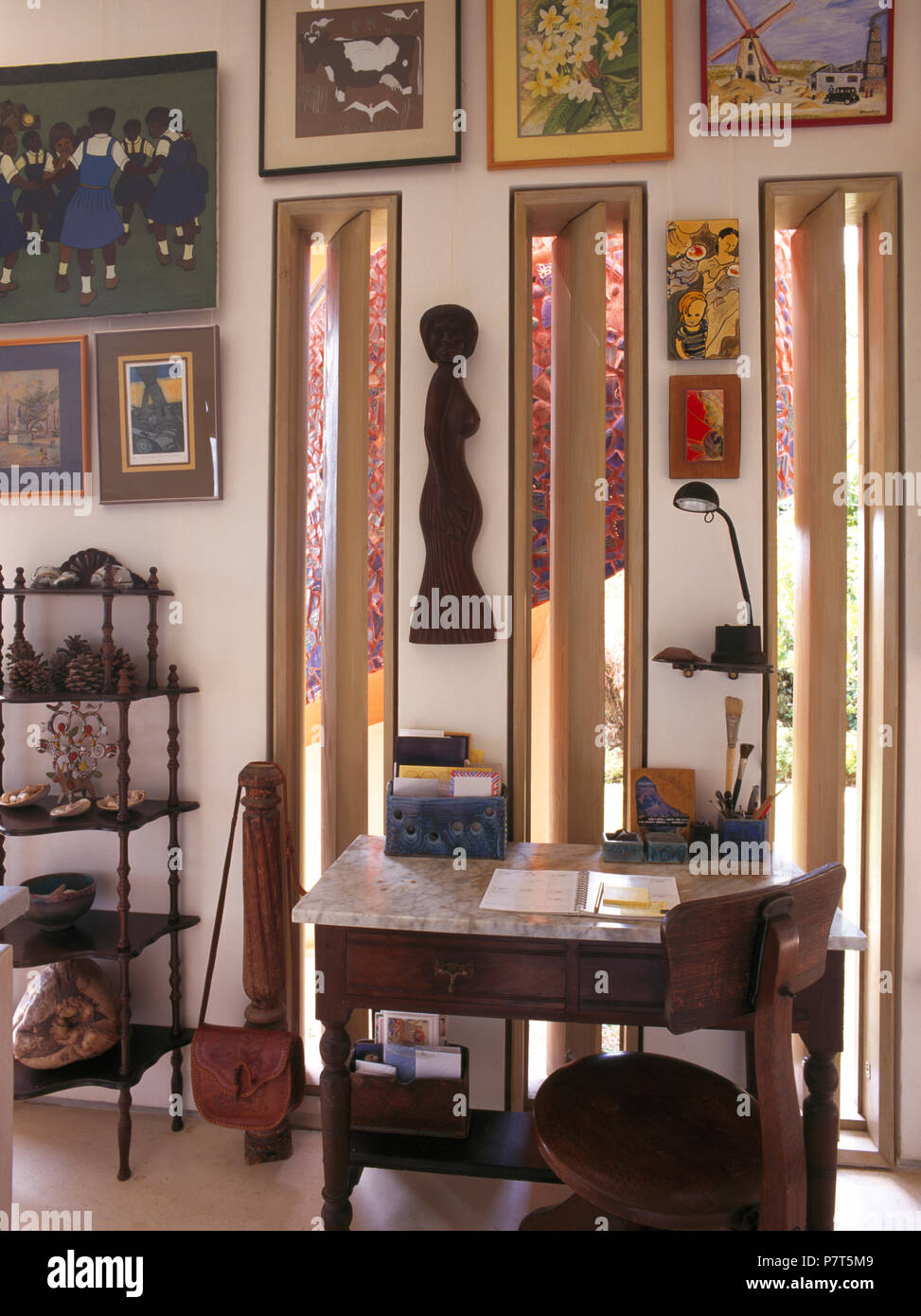 Scrivania e sedia di fronte strette finestre degli anni novanta in studio Foto Stock