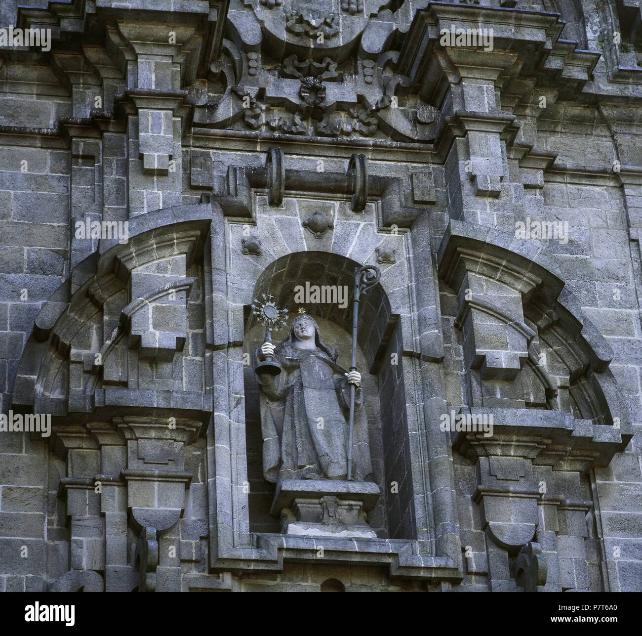 Statua di Santa Chiara di Assisi (1194-1253). Italiano di san. La facciata barocca di da Igrexa, da Simone Rodriguez, 1719. Convento di Santa Chiara. Santiago de Compostela. La Galizia, Spagna. Foto Stock