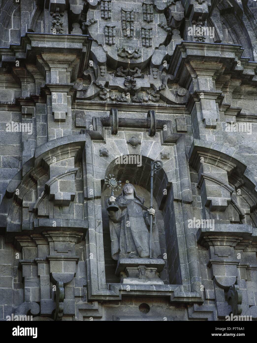 Statua di Santa Chiara di Assisi (1194-1253). Italiano di san. La facciata barocca di da Igrexa, da Simone Rodriguez, 1719. Convento di Santa Chiara. Santiago de Compostela. La Galizia, Spagna. Foto Stock