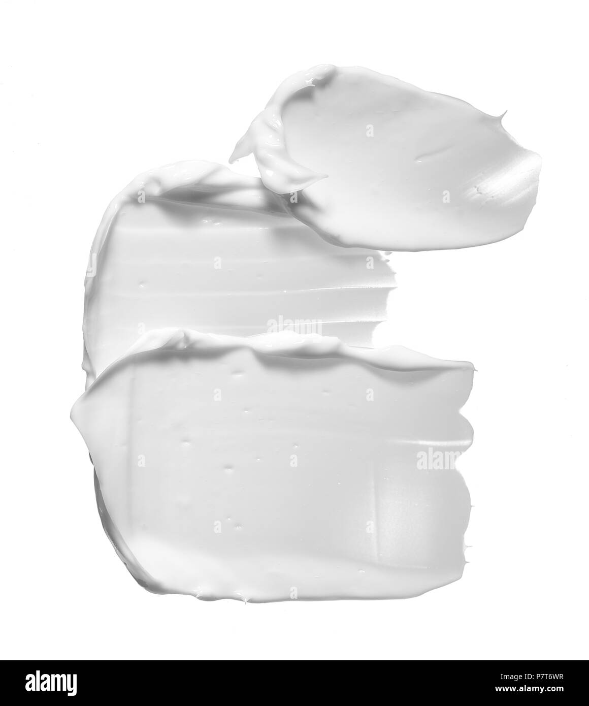 White cospargere di crema cosmetica isolati su sfondo bianco. Cremosa bianca texture di fondazione isolati su sfondo bianco Foto Stock
