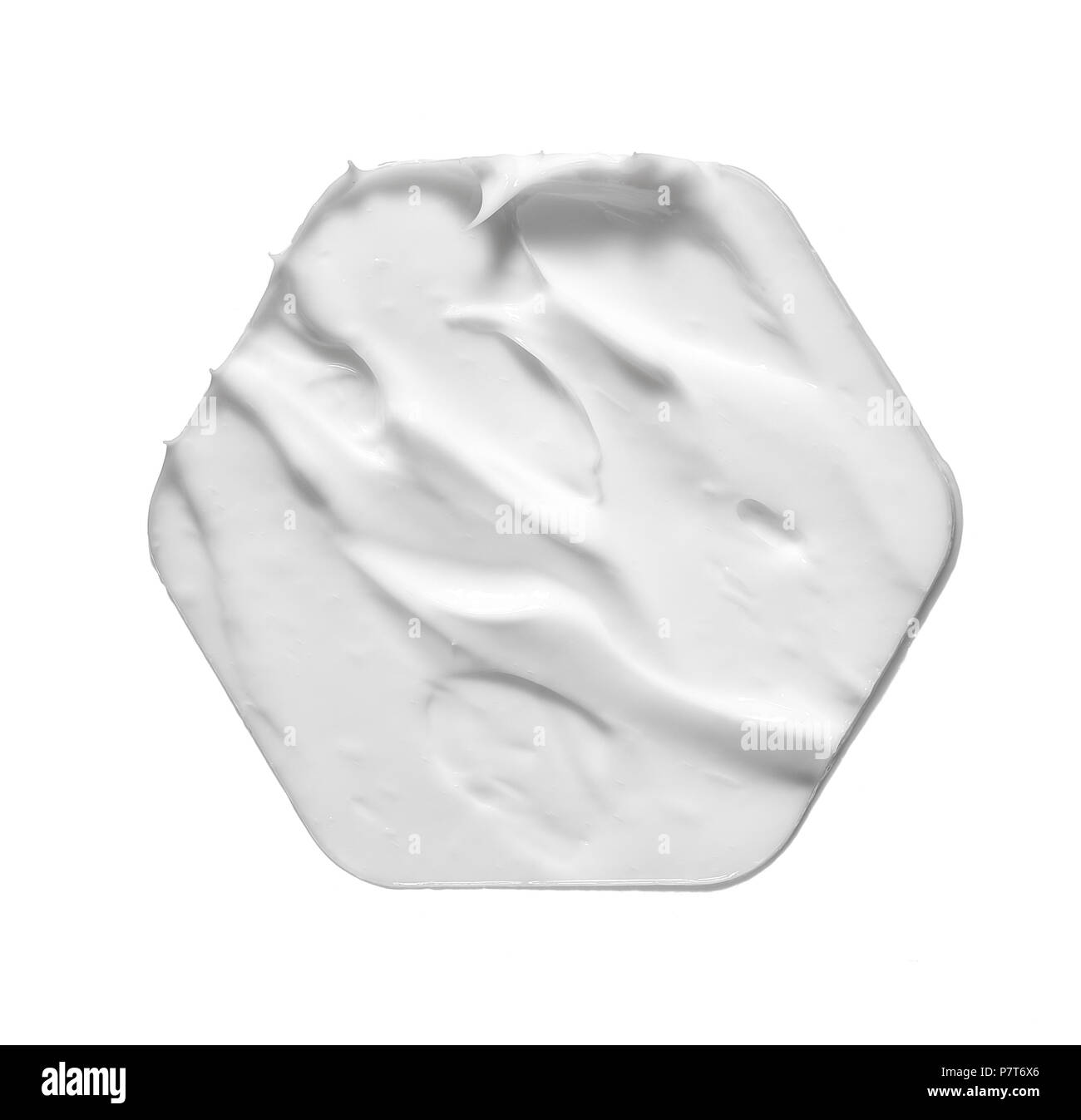 White cospargere di crema cosmetica isolati su sfondo bianco. Cremosa bianca texture di fondazione isolati su sfondo bianco Foto Stock