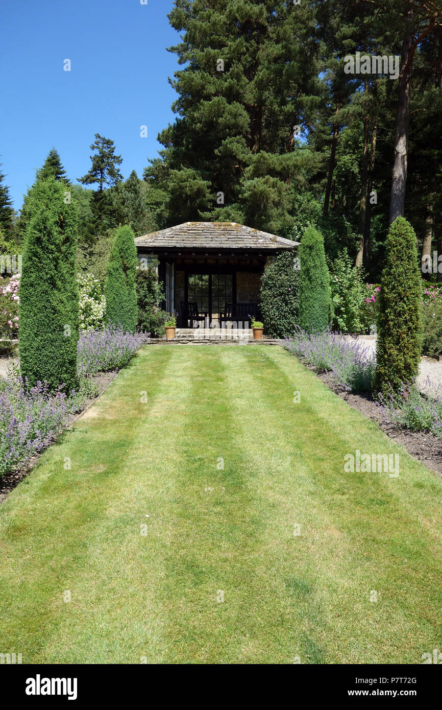 Il Prato & Summerhouse nel giardino di rose a Parcevall Hall Gardens, Skyreholme, Appletreewick,Wharfedale, nello Yorkshire, Inghilterra, Regno Unito. Foto Stock