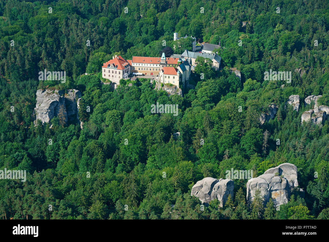 VISTA AEREA. Castello in una zona boscosa con alcuni affioramenti sparsi di arenaria. Castello di Hrubá Skála, Paradiso Boemo, Repubblica Ceca. Foto Stock