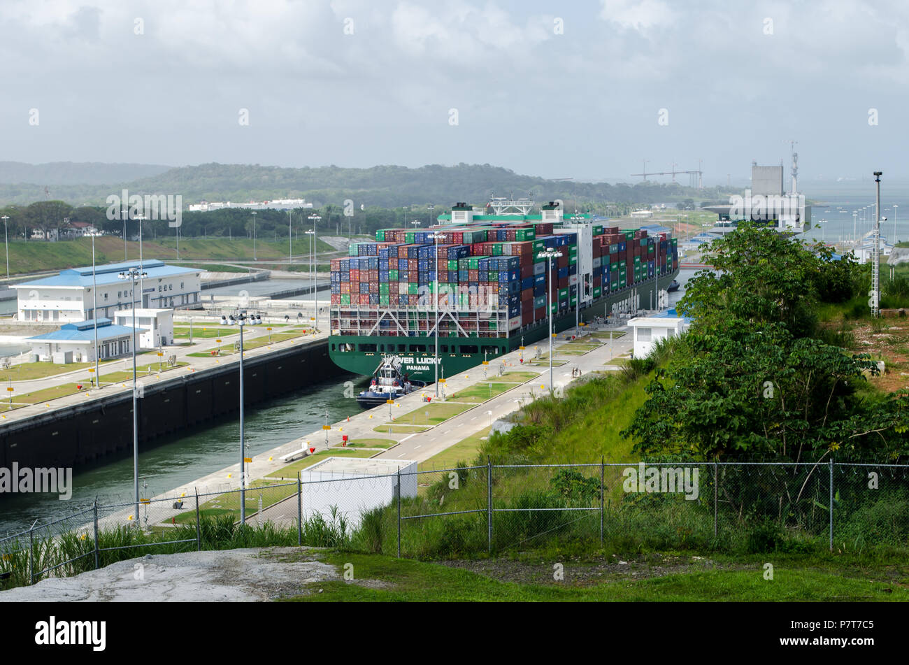 Una nave da carico è circa a sinistra del Agua Clara si blocca Foto Stock