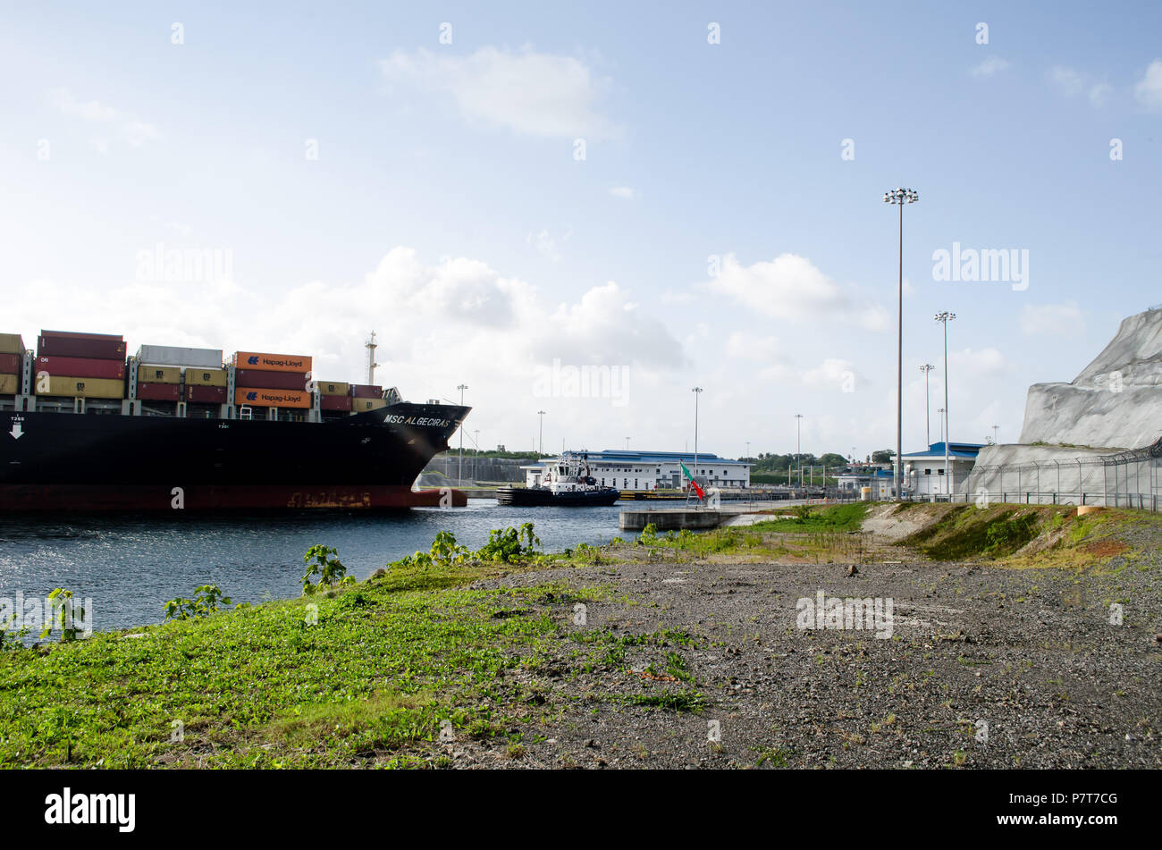 Una nave è in procinto di entrare nell'Agua Clara si blocca in corrispondenza del lato caraibico del Canale di Panama Foto Stock