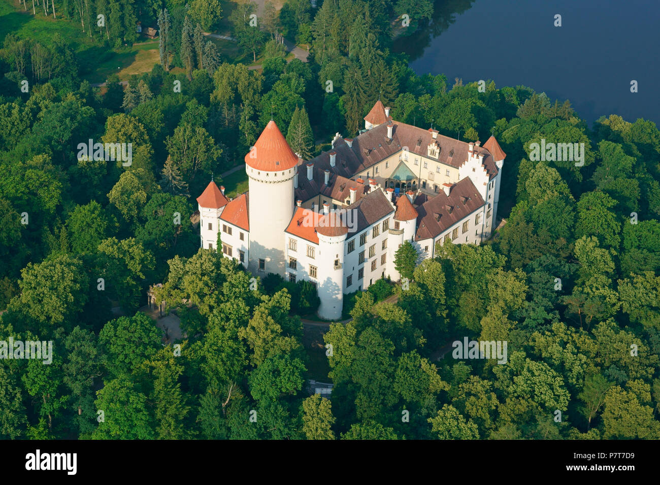VISTA AEREA. Castello medievale in una zona boscosa. Castello di Konopiště, Benešov, Regione Boema Centrale, Repubblica Ceca. Foto Stock