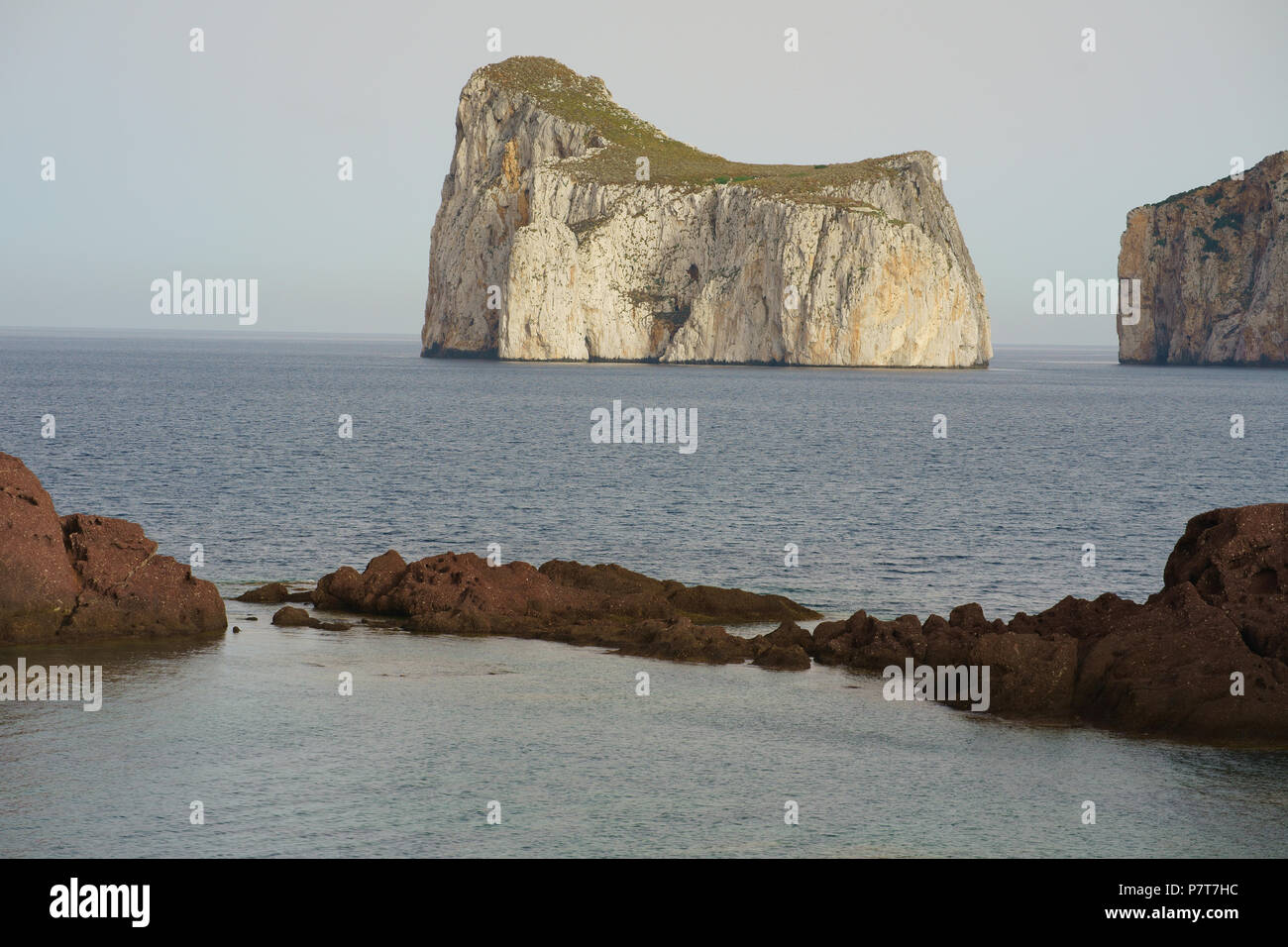Grande, alto (altitudine: 133 metri) monolito interamente circondato dal mare. Pan di Zucchero, Nebida, Provincia della Sardegna meridionale, Sardegna, Italia. Foto Stock