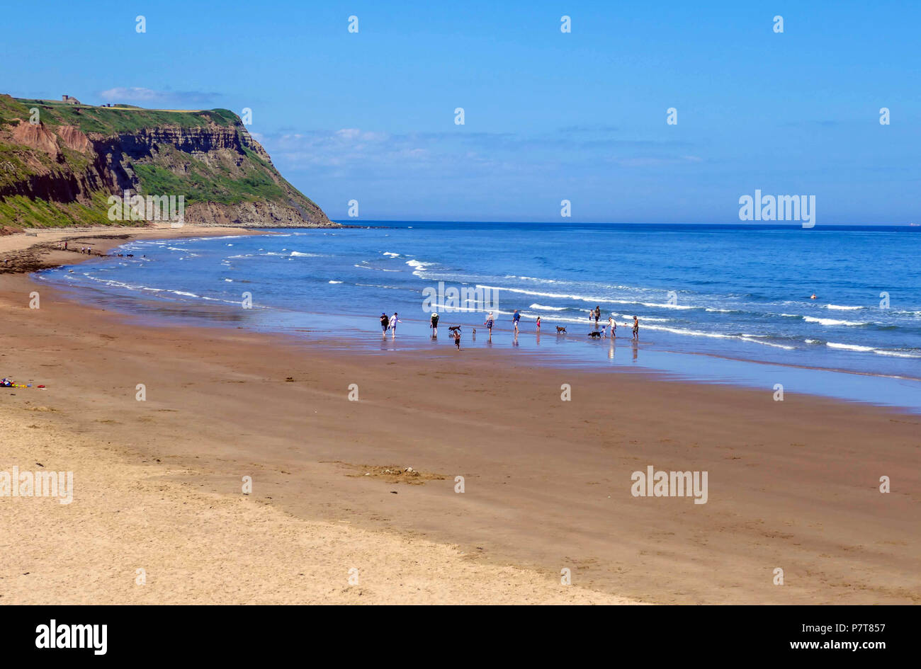Grande spiaggia di sabbia sul blu caldo giorno d'estate come cittadina balneare di Skinningrove, North Yorkshire Foto Stock