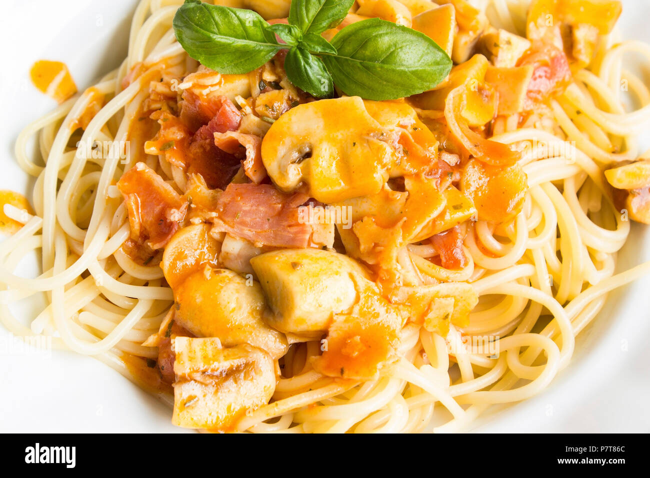 Spaghetti Milanese su una piastra. Foto Stock