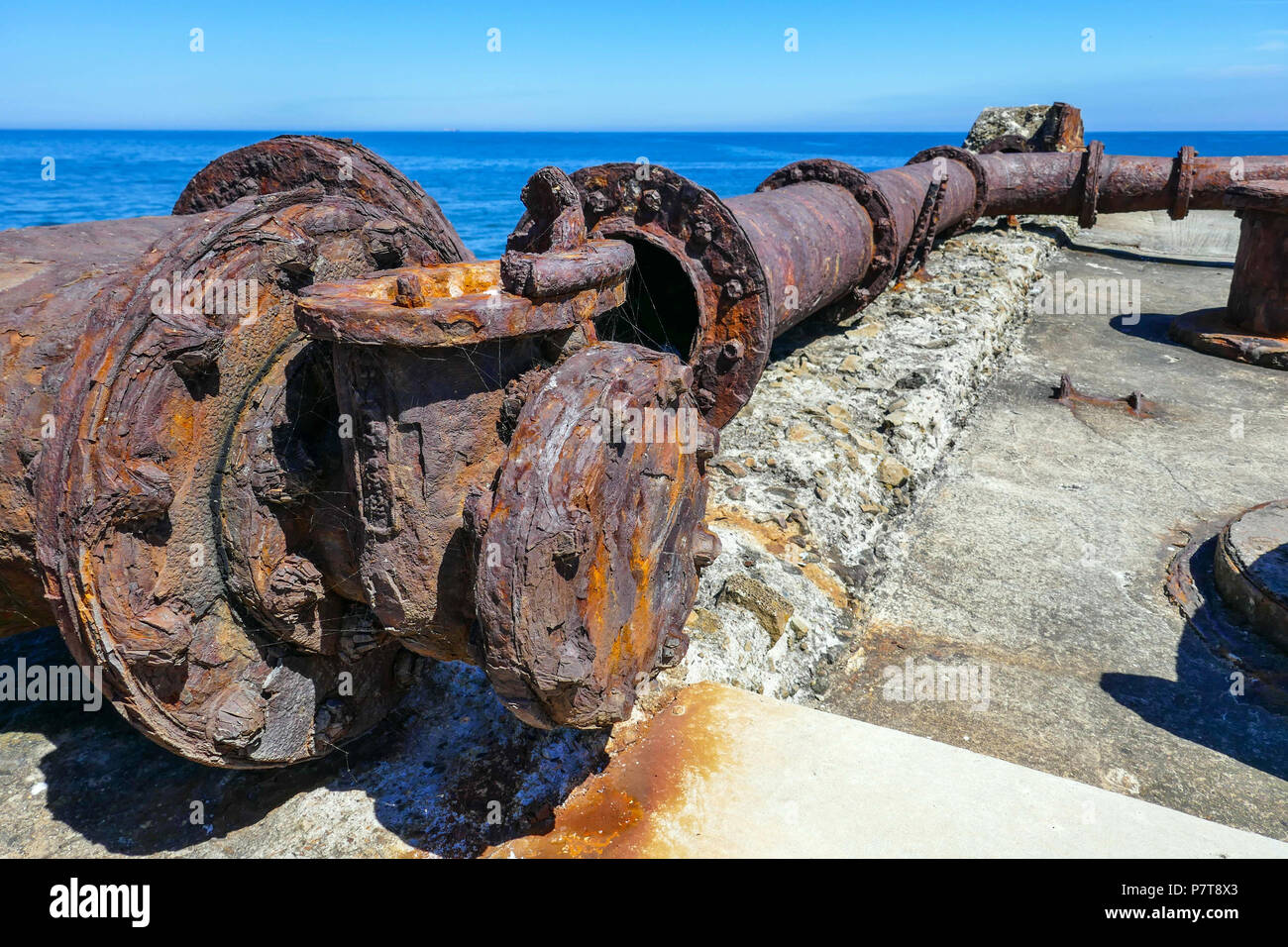 Vecchi tubi arrugginiti e blu caldo giorno d'estate come cittadina balneare di Skinningrove, North Yorkshire Foto Stock