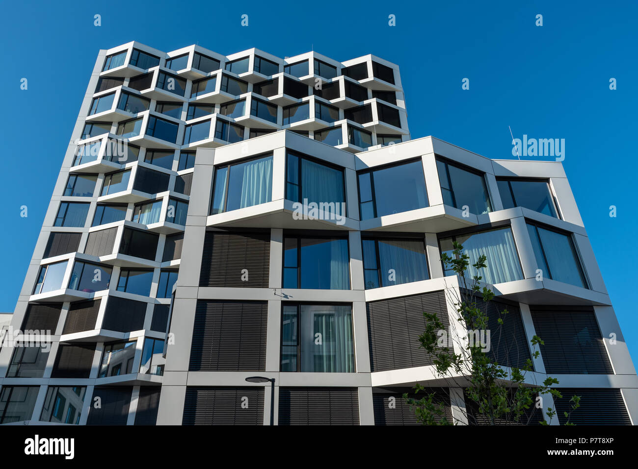 Facciata di alto e moderno edificio residenziale visto a Monaco di Baviera, Germania Foto Stock