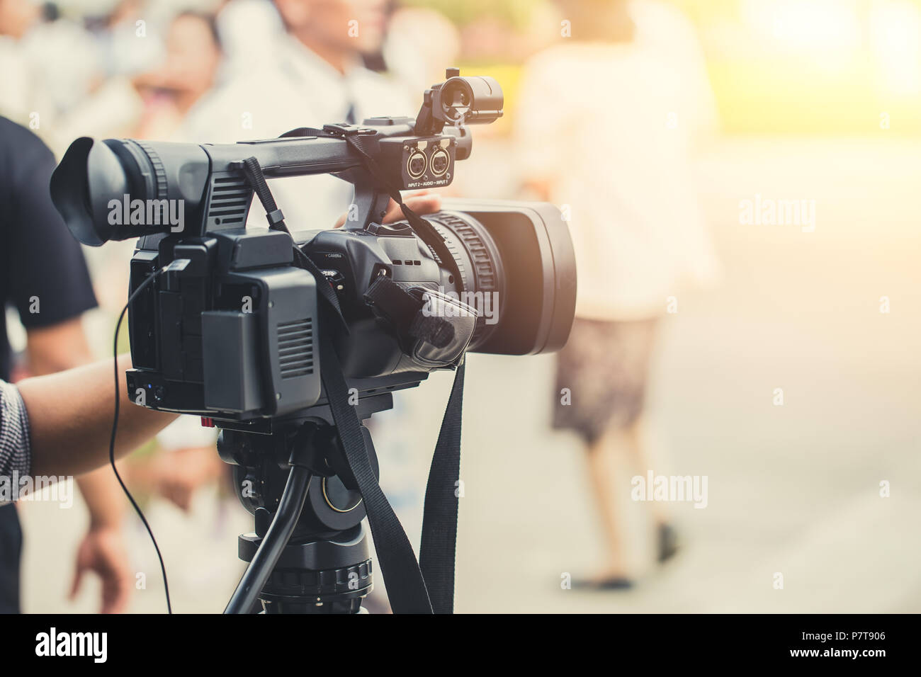 Il media video telecamera record uomo lavorando in broadcast live streaming on-line Foto Stock