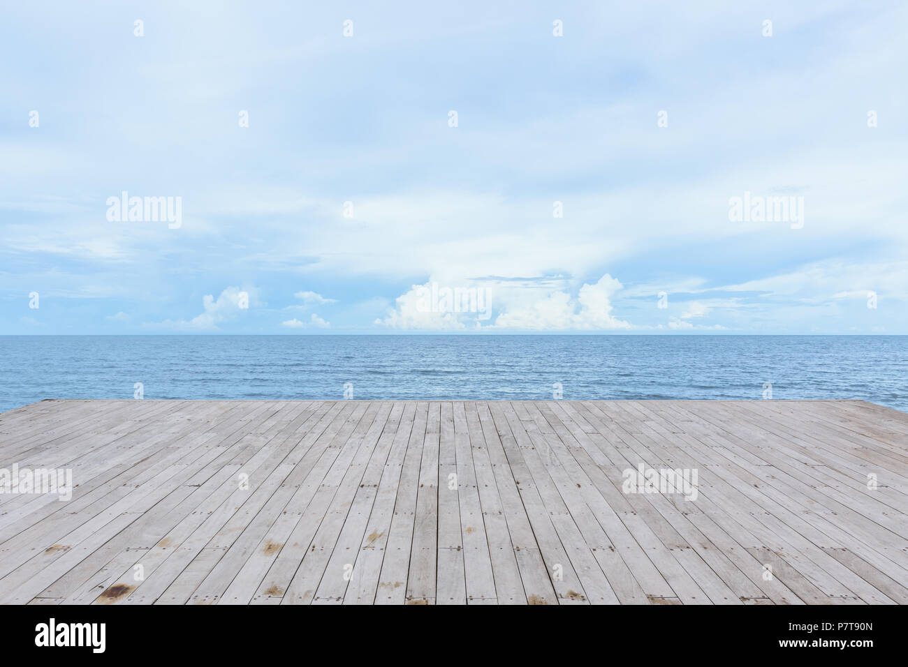 Svuotare il ponte di legno del molo sul mare con vista oceano sfondo calma e tranquilla Foto Stock