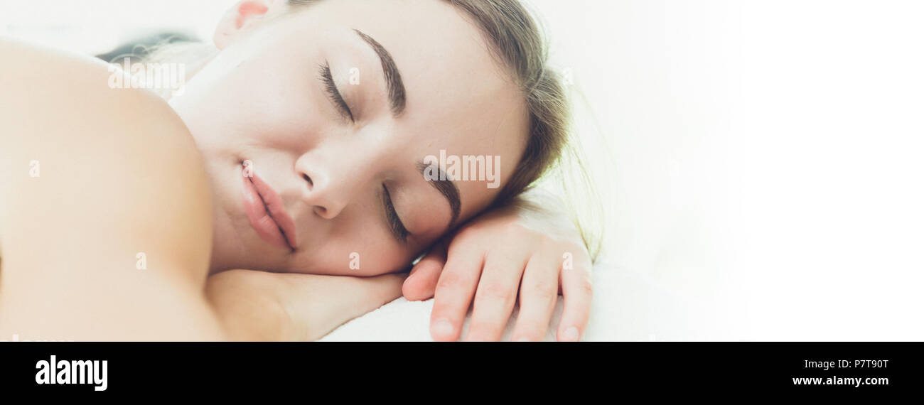 La donna addormentata il russamento clinic ampia banner per il sito web design Foto Stock