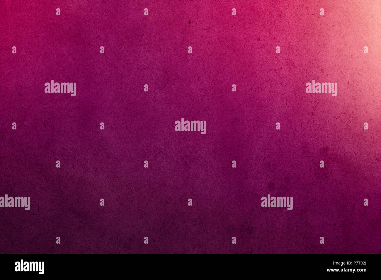 Deep pink gradiente vernice ad acquerello su carta vecchia con sbavature di granella sporca astratto di texture per Foto Stock
