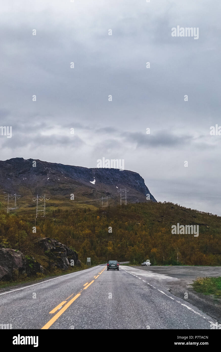 Norvegia settentrionale, guida su una giornata autunnale a sud su una strada normale in autunno Foto Stock