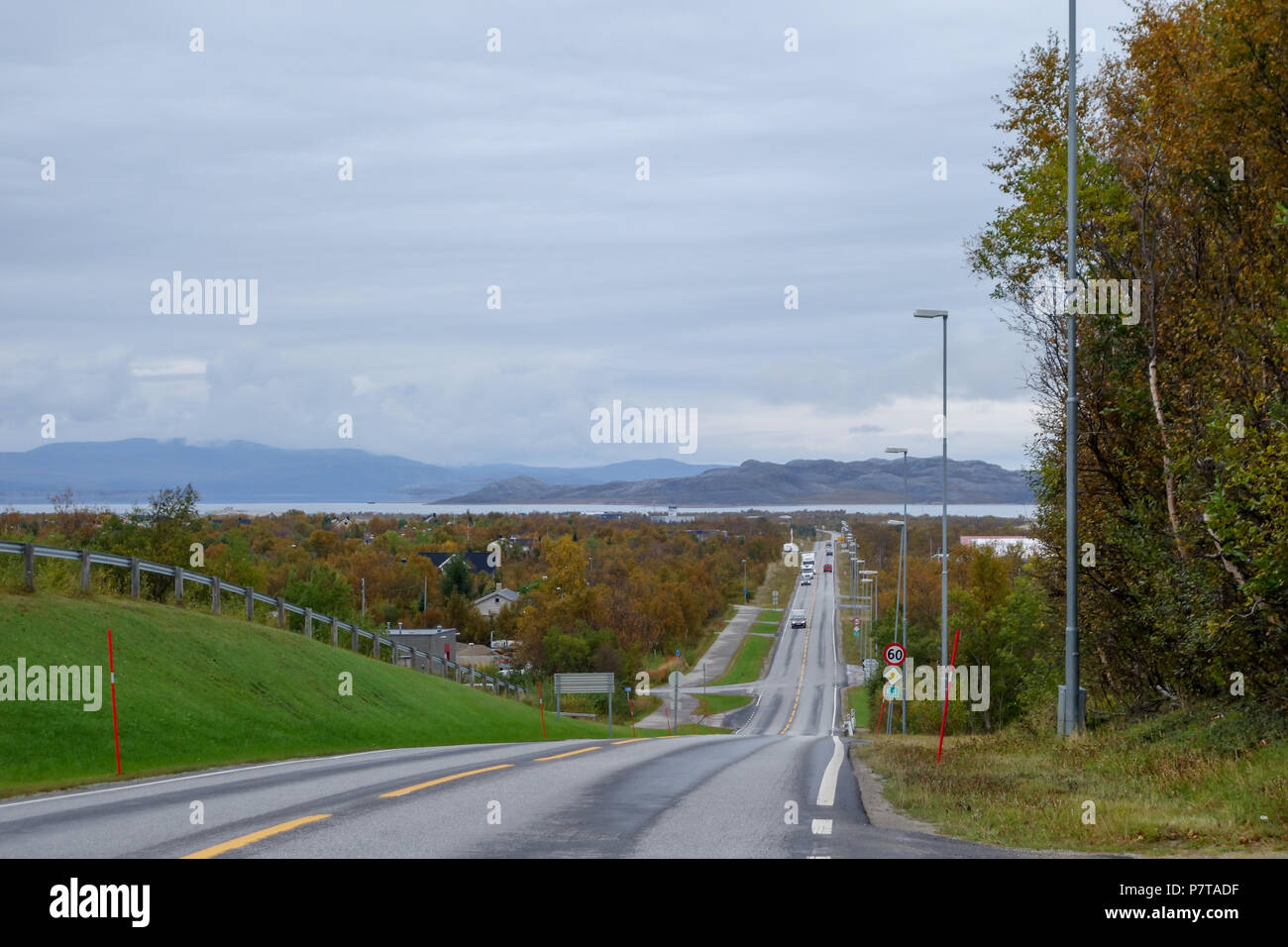 Lakselv Norvegia, città visto da una collina con le montagne sull'altro lato dell'acqua su una giornata autunnale Foto Stock