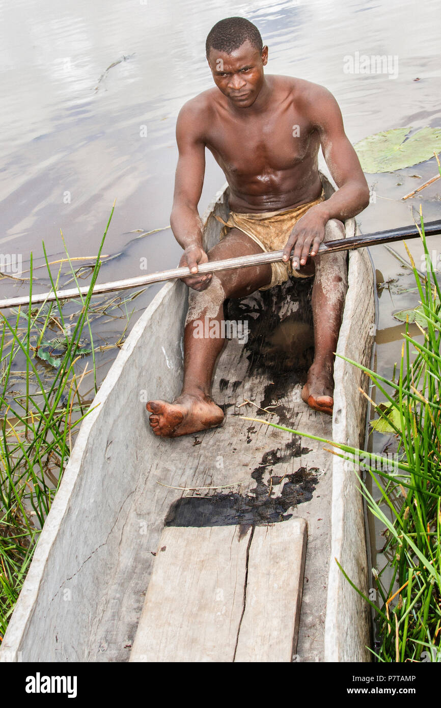 Museo vivente della Mbunza sul fiume Kavango nei pressi di Rundu ricrea una sostenibile, autentica, pre-villaggio coloniale. Piroghe utilizzate per la pesca Foto Stock