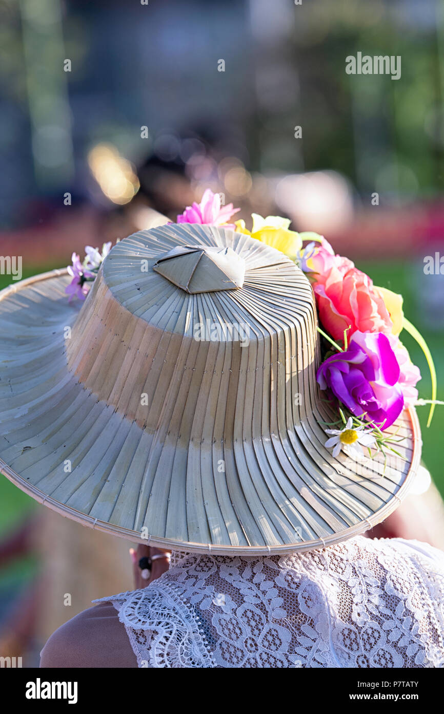La donna da Calgary comunità tailandese indossando un fiorito bamboo hat a Stampede Parade 2018 Foto Stock
