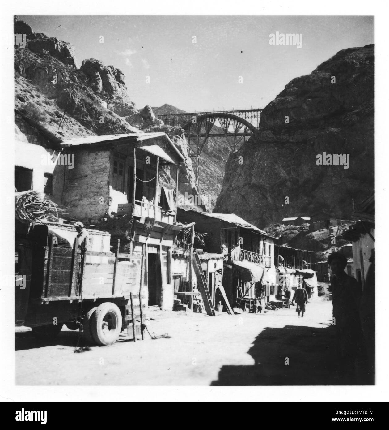 Persien, Firuskuh (Firuzkuh) Elburs-Gebirge im (Elburz): Siedlung; Bauarbeiter-Baracken, im Hintergrund eine Eisenbahnbrücke. Dal 1935 fino al 1935 77 CH-NB - Persien, Firuskuh (Firuzkuh) Elburs-Gebirge im (Elburz)- Siedlung - Annemarie Schwarzenbach - SLA-Schwarzenbach-UN-5-06-285 Foto Stock