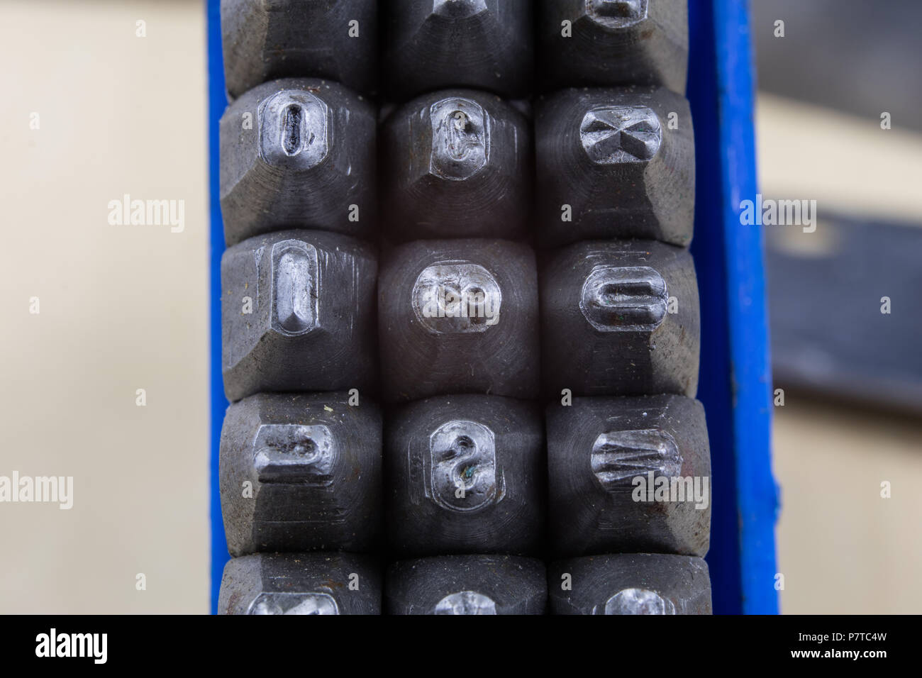 I timbri di metallo per la stampigliatura di numeri e lettere in metallo. Le cifre in rilievo in metallo. Un officina di fabbro. Foto Stock
