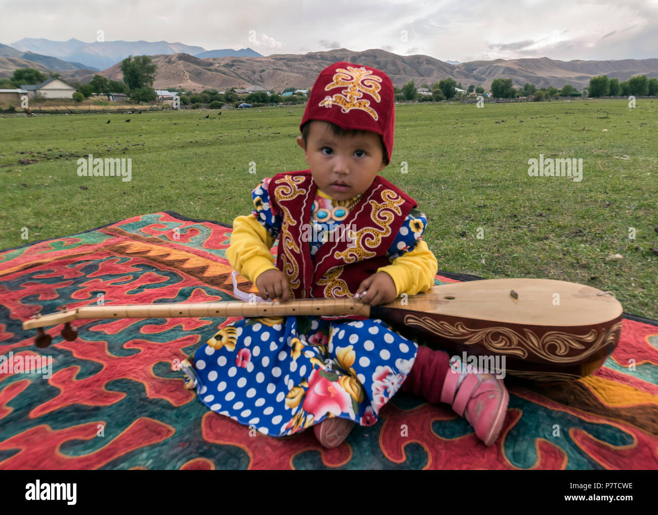 Bambino con la balalaika,vicino Lago Kolsay, Kazakistan Foto Stock