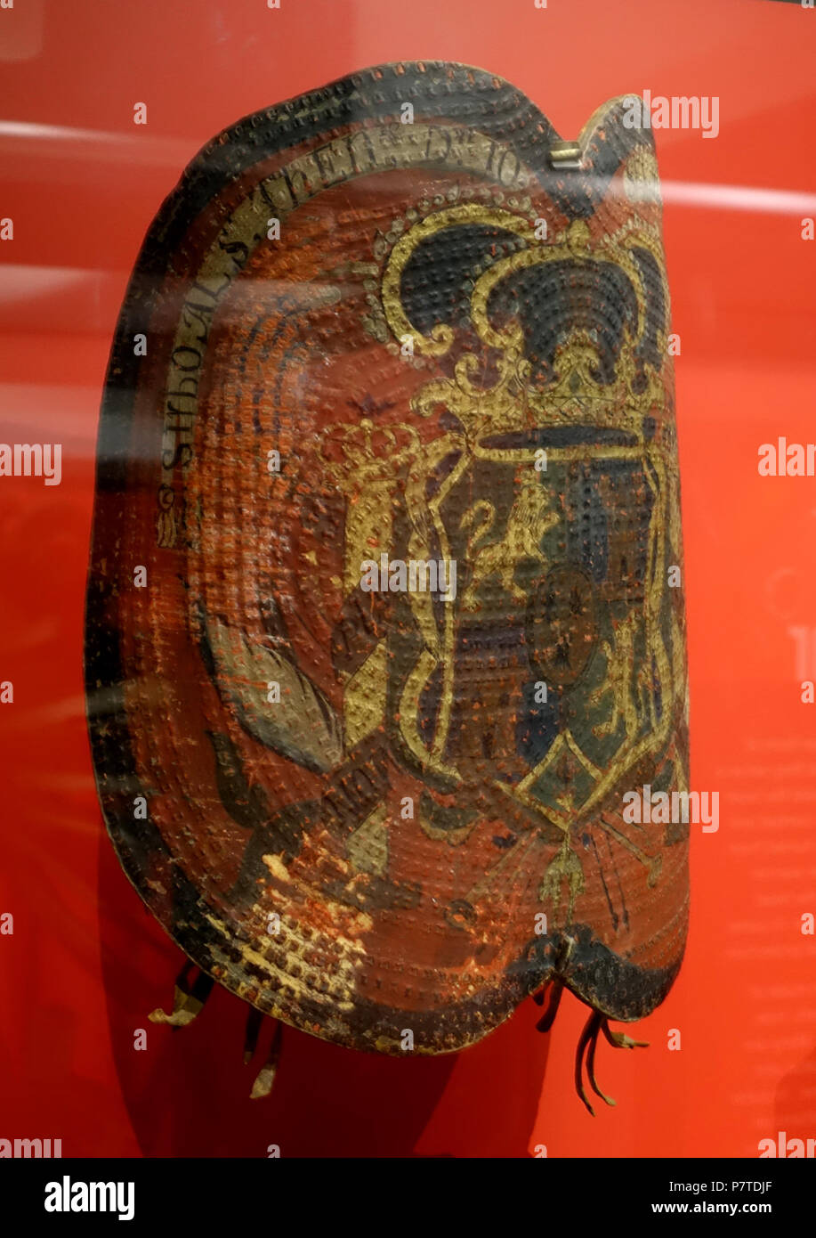 Inglese: esporre in the Peabody Museum presso la Harvard University di Cambridge, Massachusetts, USA. La fotografia è stata permessa senza restrizione; presentano è vecchio abbastanza per fare in modo che esso sia in . 27 maggio 2017, 15:14:25 345 Protezione (adaga), coloniale spagnolo, Mexican-American frontiera, 1650-1750, dipinta in pelle - Museo Peabody, Harvard University - DSC05998 Foto Stock