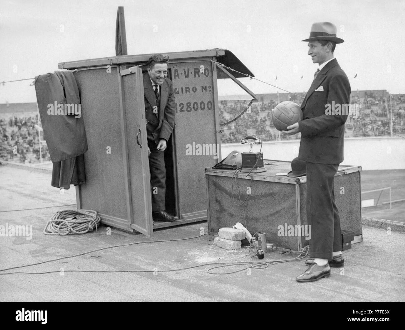 Inglese: Hartog Hollander (Han) (1886-1943) Radio-Sportverslaggever bij de Algemene Vereniging Radio-Omroep (A.V.R.). Op de foto rechts. 4 mei 1930 . 4 Maggio 1930 187 Hartog Hollander (Han) (1930) Foto Stock