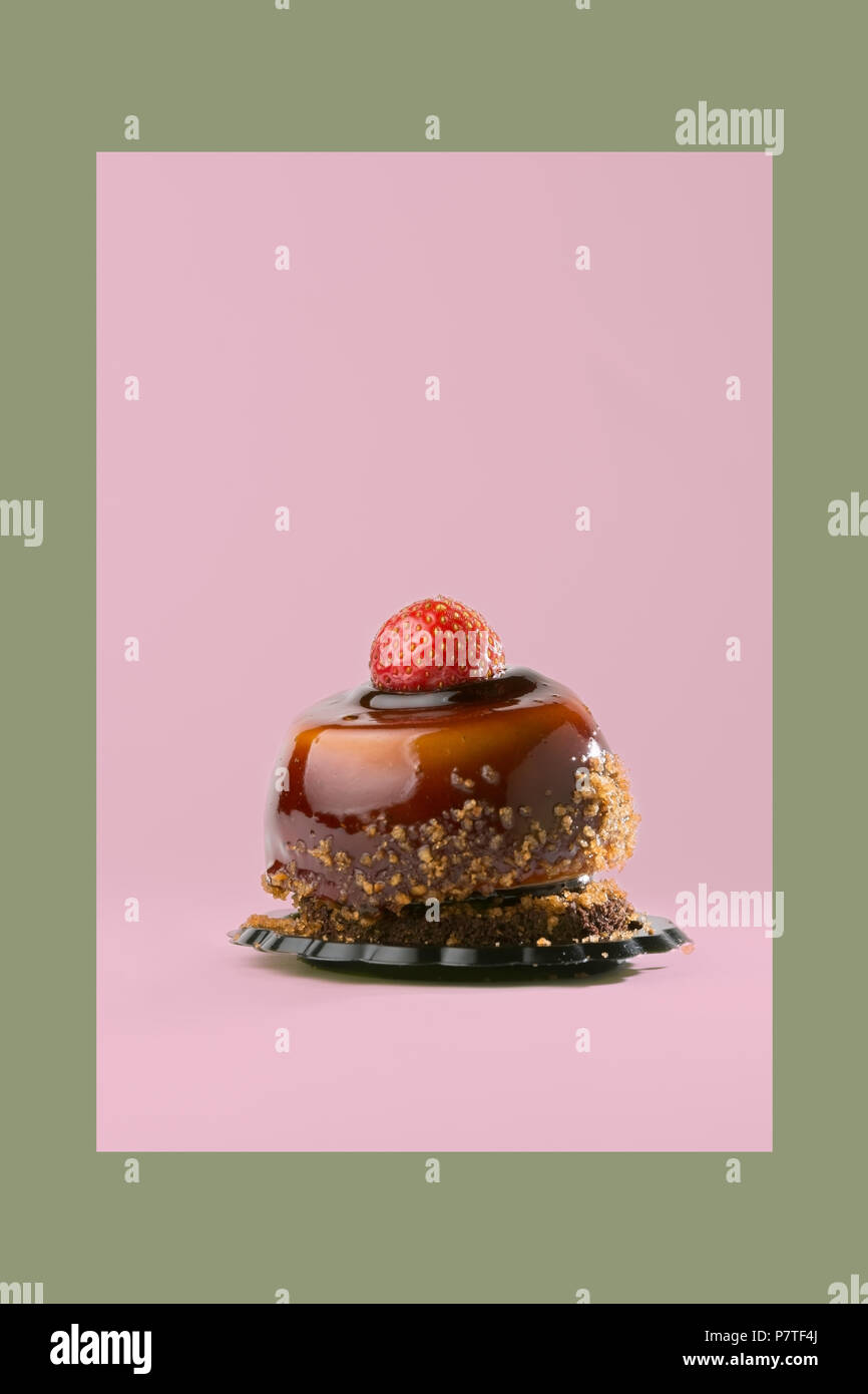 Torta decorata con fragola in cornice colorata Foto Stock