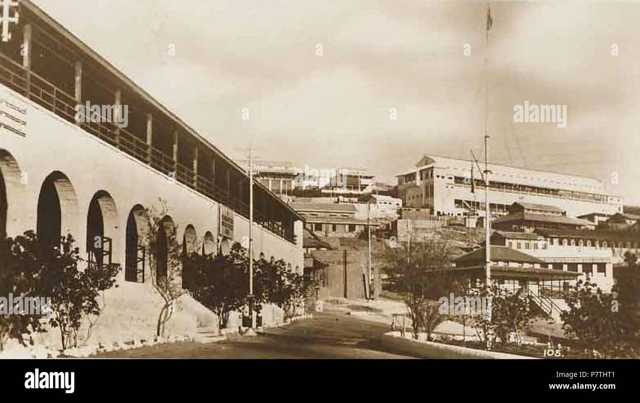 Inglese: Fotografia che mostra il quartier generale delle forze britanniche in Aden (in Barrack Hill, il sistema di cottura a vapore punto). Il R.A.F. Ospedale è visto in background. Tagliate da una cartolina pubblicato c. 1935. 22 maggio 2014, 16:41:09 13 Aden forze britanniche sede Foto Stock