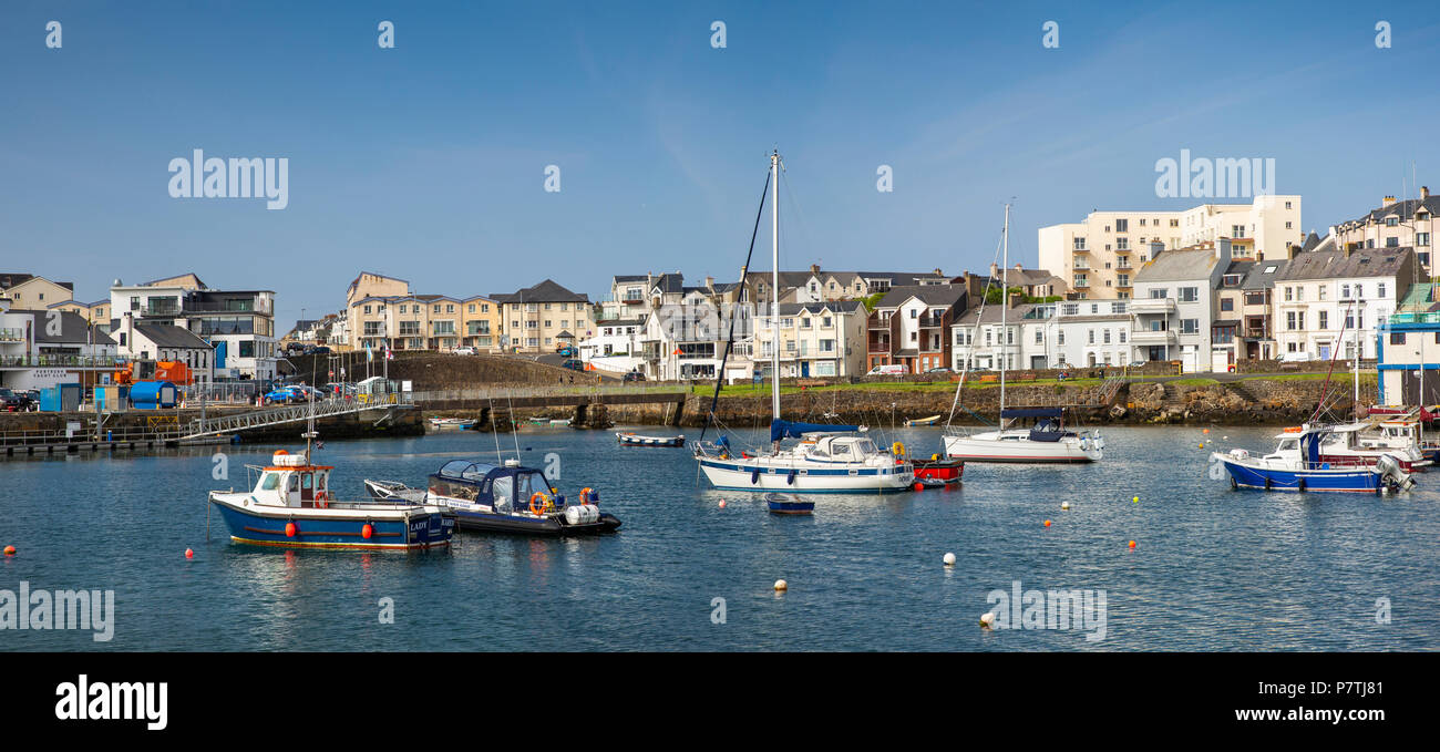 Regno Unito e Irlanda del Nord, Co Antrim, Portrush, barche ormeggiate nel porto, panoramica Foto Stock