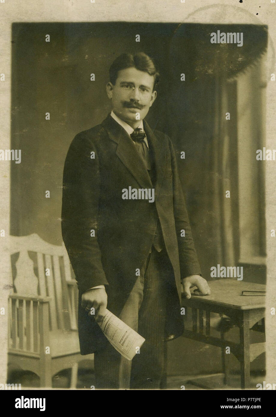 Inglese: Karl Artelt in aprile 1917 quando fu tentato dal ordinario extra corte marziale in Kiel; la foto è stata inviata come cartolina postale il 2 Novembre 1917 da fortezza prigione Groß-Strehlitz al cognato Walter Heinke in Magdeburg-Salbke Deutsch: Karl Artelt im aprile 1917 vor dem außerordentlichen Kriegsgericht in Kiel; Foto verschickt als Ansichtskarte am 2.11.1917 aus der Festungshaftanstalt in Groß-Strelitz un seinen Schwager Walter Heinke nach Magdeburg-Salbke . 1917 27 Artelt kriegsgericht 1917 Foto Stock