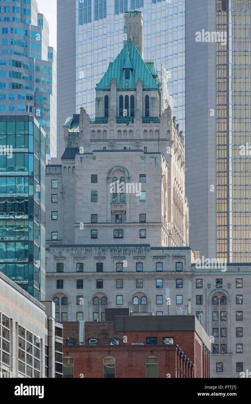 Una volta che domina la skyline di Toronto, il Royal York Hotel è sopraffatte dalla grande in vetro e acciaio grattacieli del centro. Foto Stock