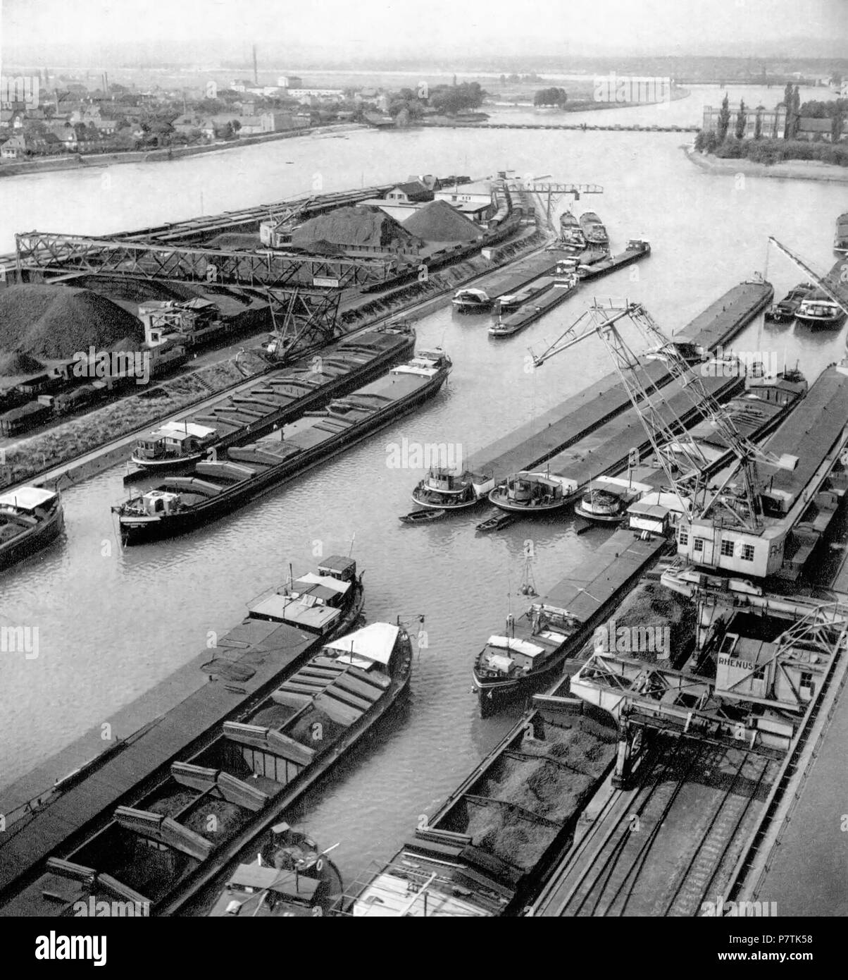 Inglese: "Anne Winterer'' (21 settembre, 1894 - 17 agosto 1938) era un fotografo tedesco noto per il suo industriali e culturali di lavoro . 2 Gennaio 1937 29 Aw hafen BASILEA 1937 Anne Winterer Foto Stock