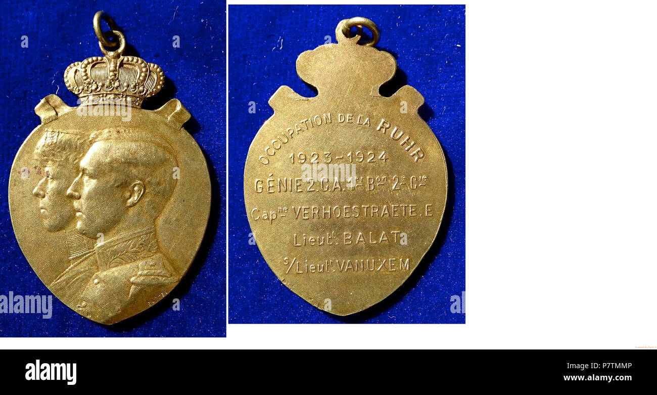 Inglese: Belgio 1924 Occupazione della Ruhr, medaglia di bronzo, EF. Medaglione 32 x 46 mm. Alberto I, 1909-1934 e di Elisabetta di Baviera, 1876 castello Possenhofen, Bavaria - 1965 Bruxelles, Belgio / capitano E. Verhoestraete, tenente Balat e Sous-tenente Vanuxem incoronato medaglia con i ritratti dei Royal coppia belga l./ 6 linee: 'occupazione DE LA RUHR 1923 - 1924 GÉNIE 2. C. A. 1er Bon 2e Cie Capne VERHOESTRAETE. E Lieutt. BALAT s/Lieutt. VANUXEM'. Artista: Jules Baetes, 1861 Antwerpen - 1937 Antwerpen Condizione: estremamente fini . 31 Dicembre 1924 40 Belgio 1924 Occupazione della Ruhr, B Foto Stock