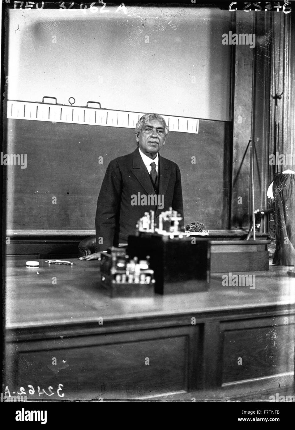 Inglese: Bengali scienziato Jagadish Chandra Bose (1858-1937) impartire lezioni sul "sistema nervoso" di piante alla Sorbona di Parigi nel 1926. Français : Le savant bengali Jagadish Chandra Bose (1858-1937) démontrant l'esistenza d'Onu " système nerveux " chez les plantes à la Sorbonne en 1926. 1926 53 Jagadish Chandra Bose 1926 Immagine completa Foto Stock