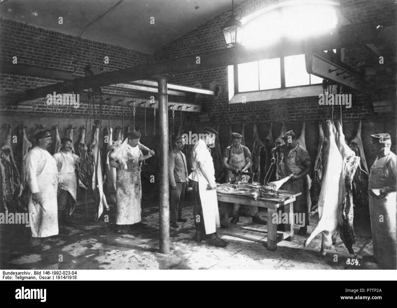 1. Weltkrieg 1914/18 Deutsche Militärmetzger in einem franz[ösischen] Schlachthaus 56 Bundesarchiv Bild 146-1992-023-04, Frankreich, deutsche Militärmetzger in Schlachthaus Foto Stock